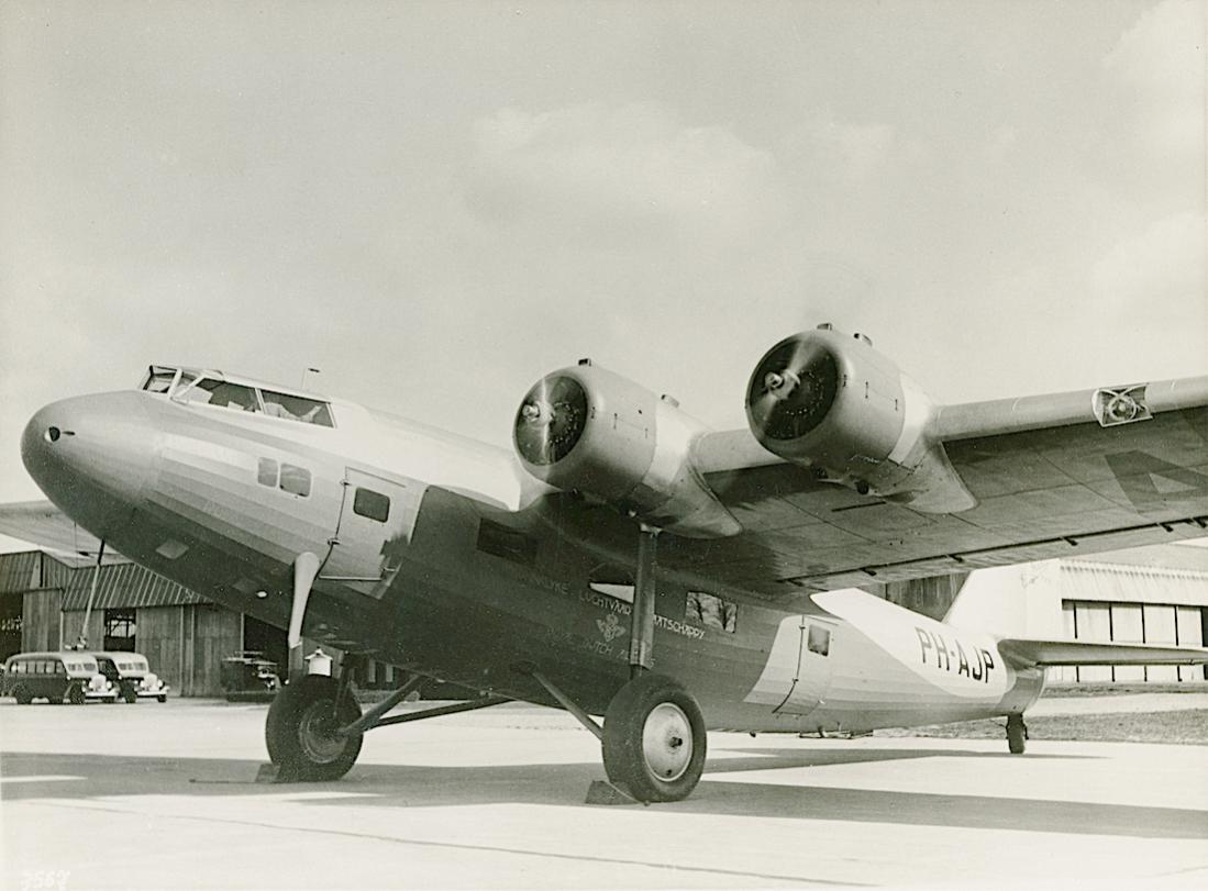 Naam: Foto 353. PH-AJP 'Papegaai'. Fokker F.XXII. 1100 breed.jpg
Bekeken: 765
Grootte: 86,7 KB