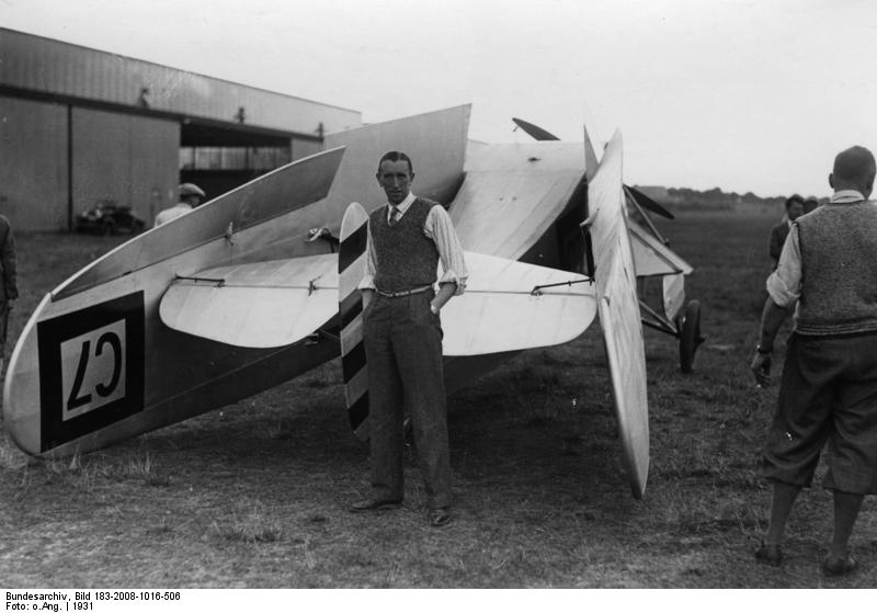 Naam: Foto 338a. Eine L IIa mit beigeklappten Flchen whrend des Deutschlandflugs 1931. Bundesarchiv_.jpg
Bekeken: 612
Grootte: 51,4 KB