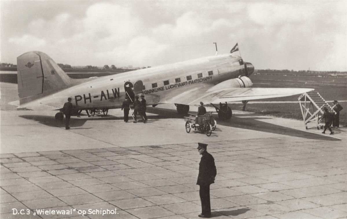 Naam: Kaart 656. PH-ALW 'Wielewaal'. Douglas DC-3. (G.d) kopie.jpg
Bekeken: 1208
Grootte: 97,2 KB