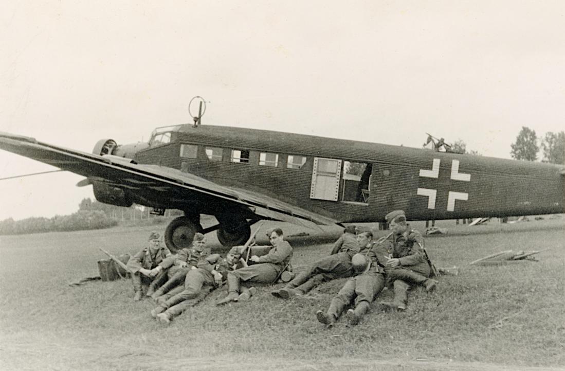 Naam: Foto 644. Ju-52 en enige rustende soldaten. 1100 breed.jpg
Bekeken: 154
Grootte: 92,3 KB