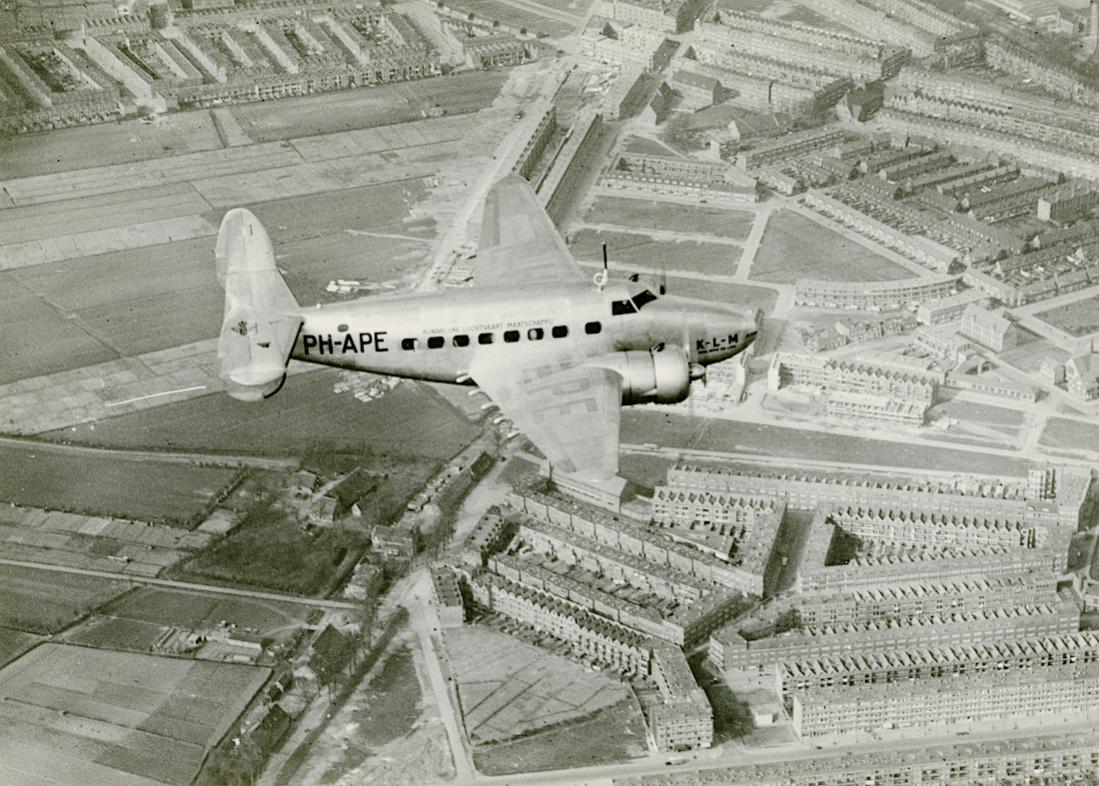 Naam: Foto 337. PH-APE 'Ekster'. Lockheed 14 Super Electra boven Rotterdam. 1100 breed.jpg
Bekeken: 1135
Grootte: 158,1 KB