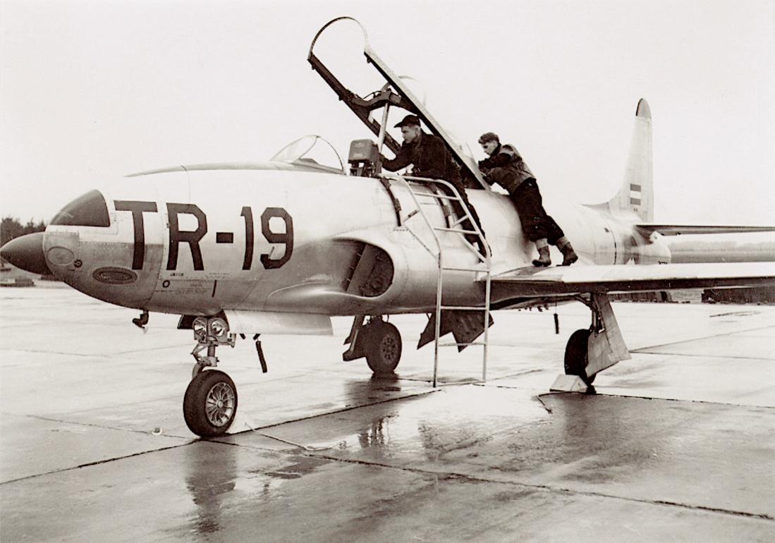 Naam: Foto 275. TR-19. Lockheed T-33A. 1100 breed.jpg
Bekeken: 875
Grootte: 94,2 KB