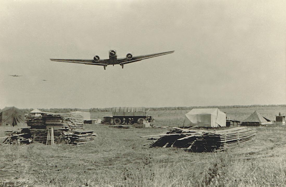 Naam: Foto 439. Meerdere Ju-52 op komst. Ergens in Rusland, kopie 1100.jpg
Bekeken: 832
Grootte: 93,8 KB