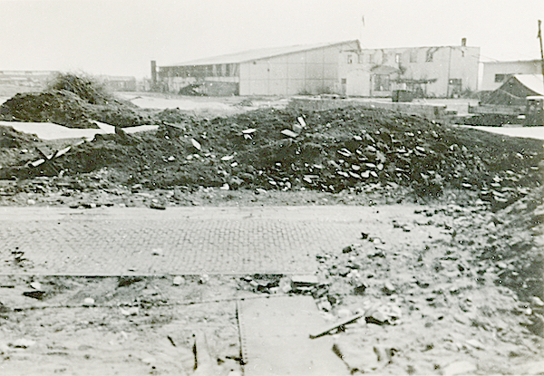 Naam: Foto 79. Ypenburg na het eerste bombardement. 10 Mei 1940. 600 breed.jpg
Bekeken: 505
Grootte: 437,4 KB