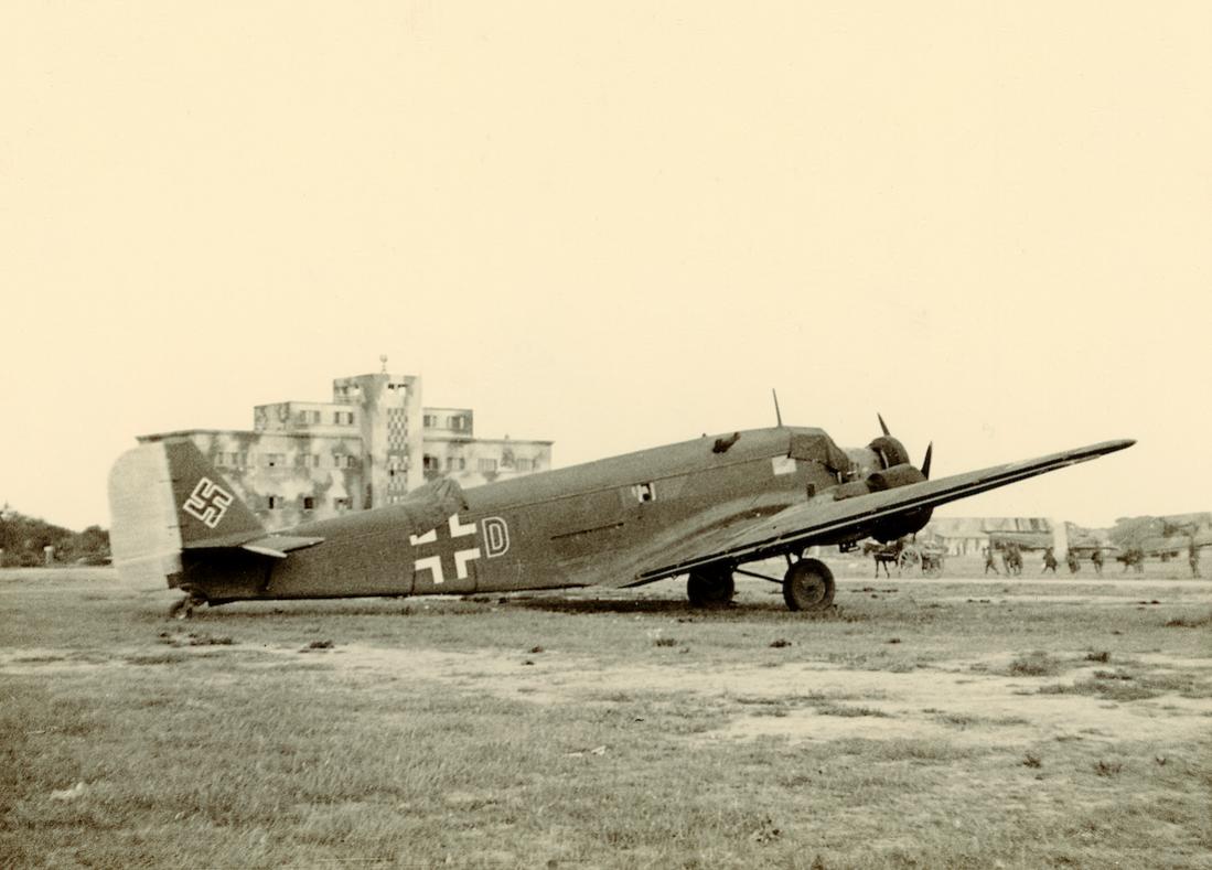 Naam: Foto 620. ??+DU. Junkers Ju 52 vliegend voor 15.PD DAK (15. Panzer Division Afrika Korps) Junker.jpg
Bekeken: 197
Grootte: 85,0 KB