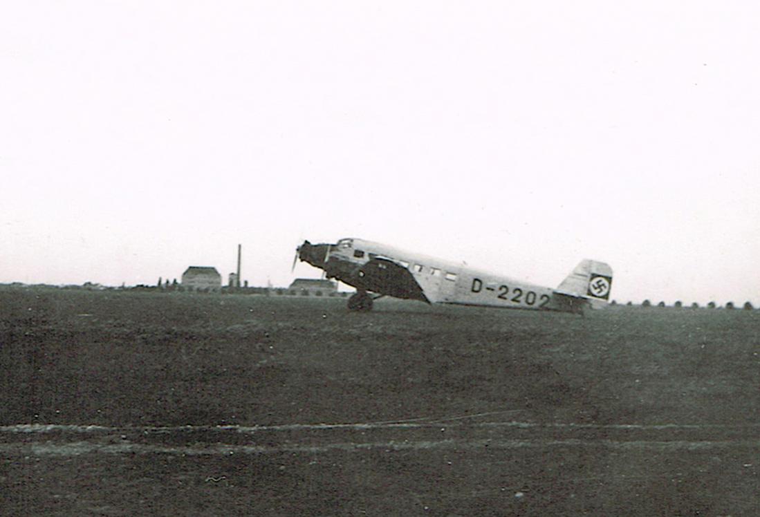 Naam: Foto 528. D-2202. Ju 52:3m 'Richthofen'. 1100 breed.jpg
Bekeken: 305
Grootte: 69,1 KB