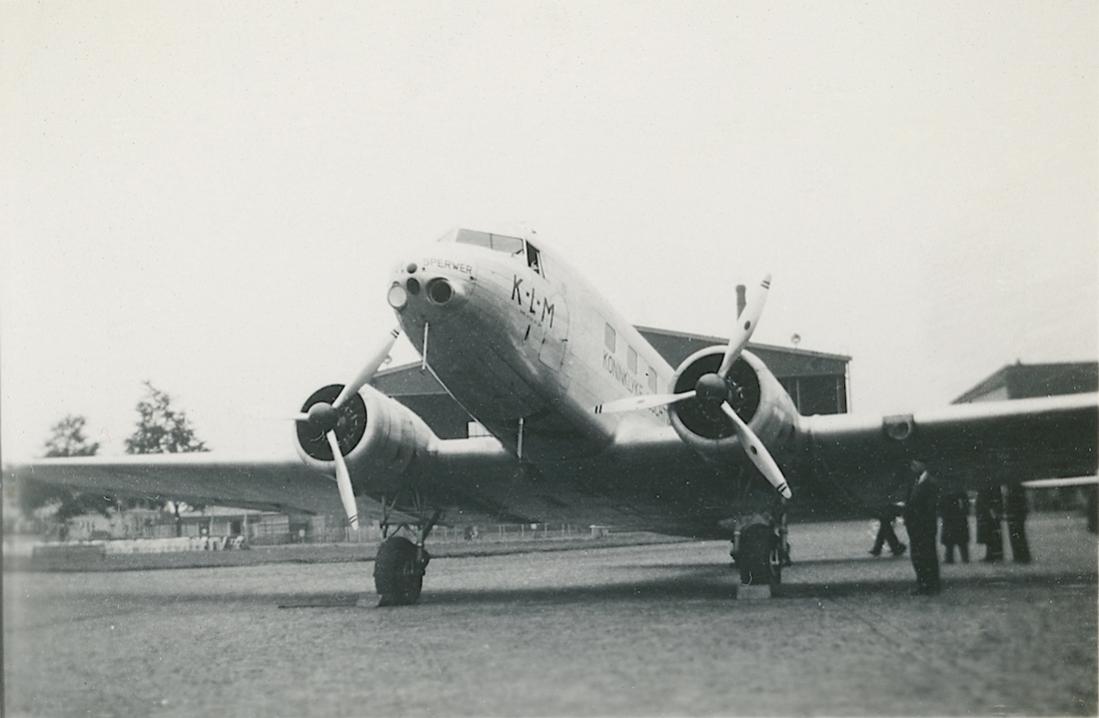 Naam: Foto 47. Tekst bij foto. K.L.M. Douglas-vliegtuig 'Sperwer' op Waalhaven Rotterdam. 1100 breed.jpg
Bekeken: 301
Grootte: 61,5 KB