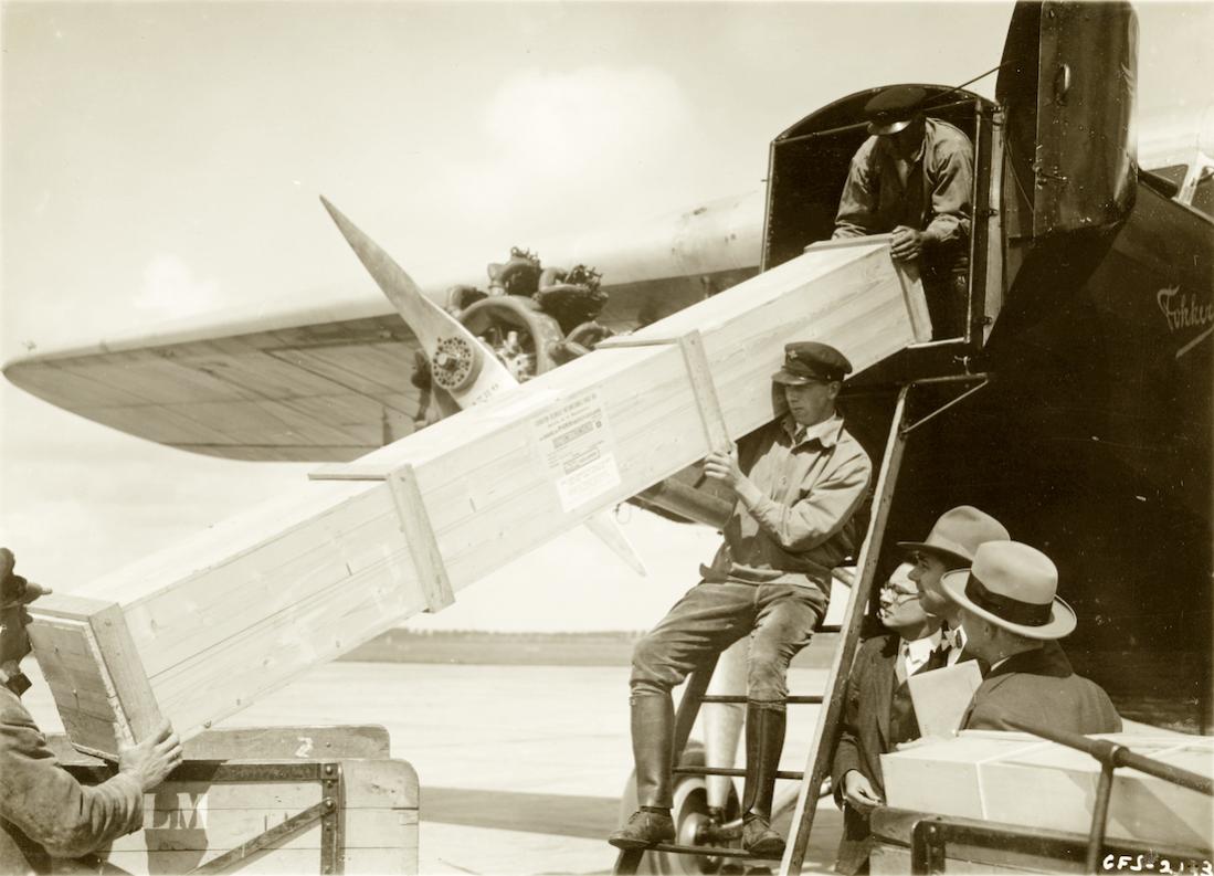 Naam: Foto 354. Fokker F.VIII wordt beladen met lang voorwerp. 1100 breed.jpg
Bekeken: 716
Grootte: 90,8 KB