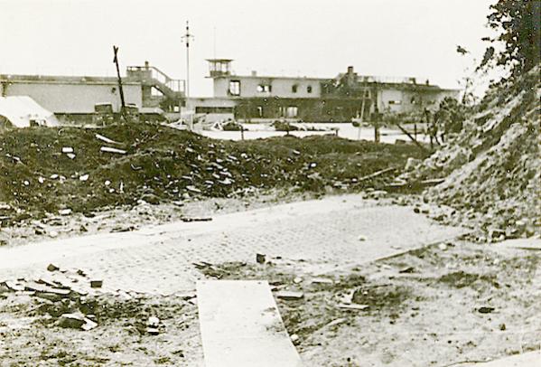 Naam: Foto 80. Ypenburg na het eerste bombardement 3 uur 's morgens. 10 Mei. 600 breed.jpg
Bekeken: 468
Grootte: 56,9 KB