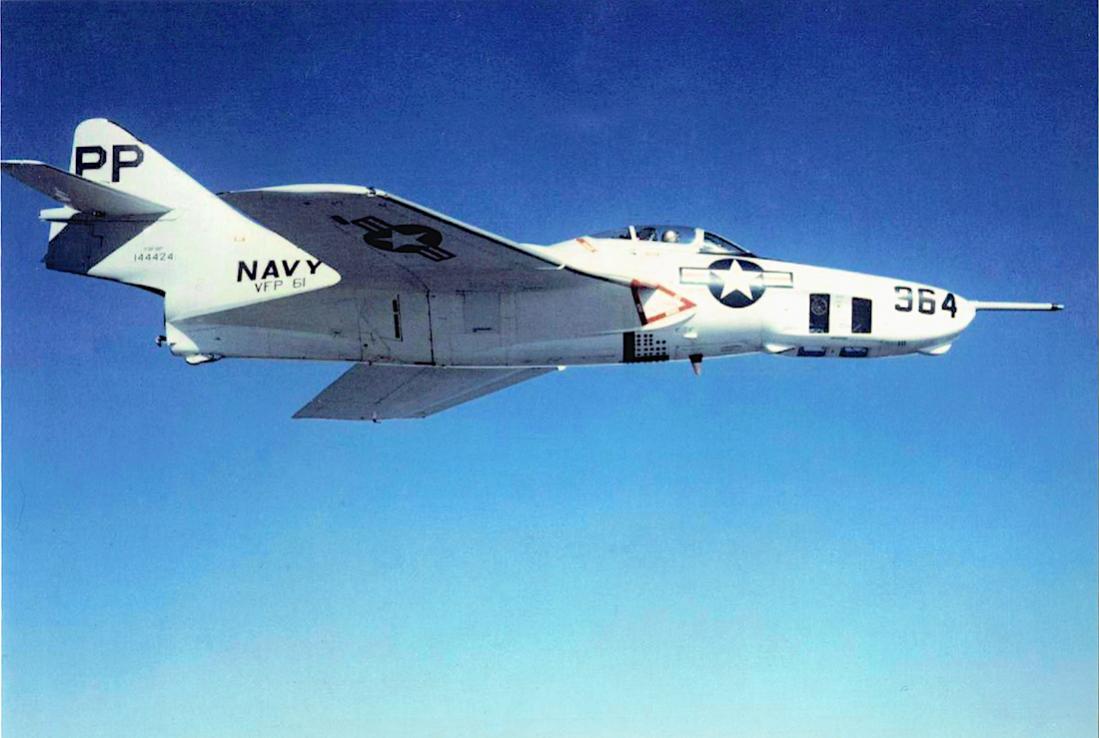 Naam: Foto 618. 144424 van VFP-61. Grumman (Model G-99) F9F-8P Cougar. Hernoemt RF-9J in 1962.jpg
Bekeken: 301
Grootte: 80,3 KB