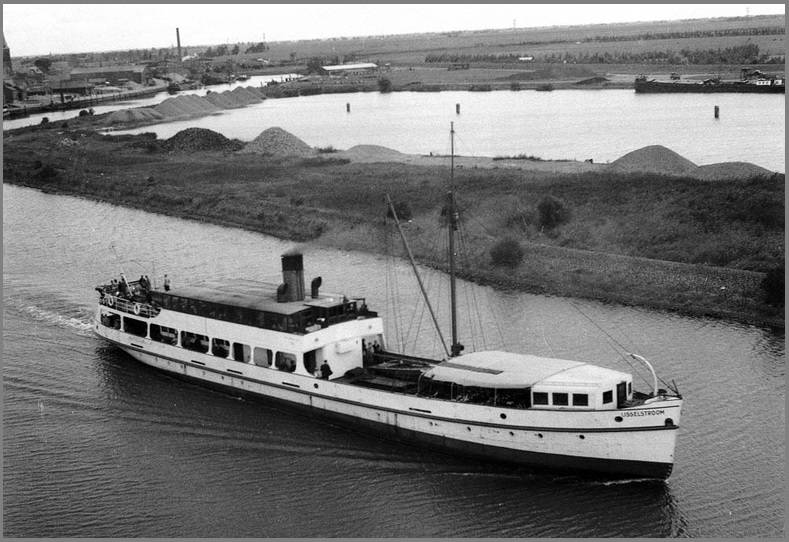 Naam: De witte IJsselstroom, is in 1930 gebouwd als SS IJSSEL. 8-7-1943 herdoopt in IJsselstroom. 9-6-.jpg
Bekeken: 745
Grootte: 69,7 KB