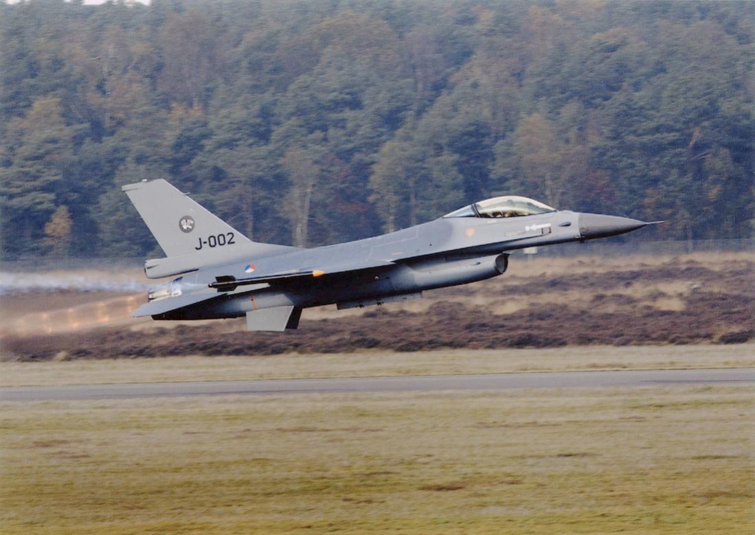 Naam: Foto 252. 'J-002'. F-16 MLU start voor demo. 1100 groot.jpg
Bekeken: 693
Grootte: 105,9 KB