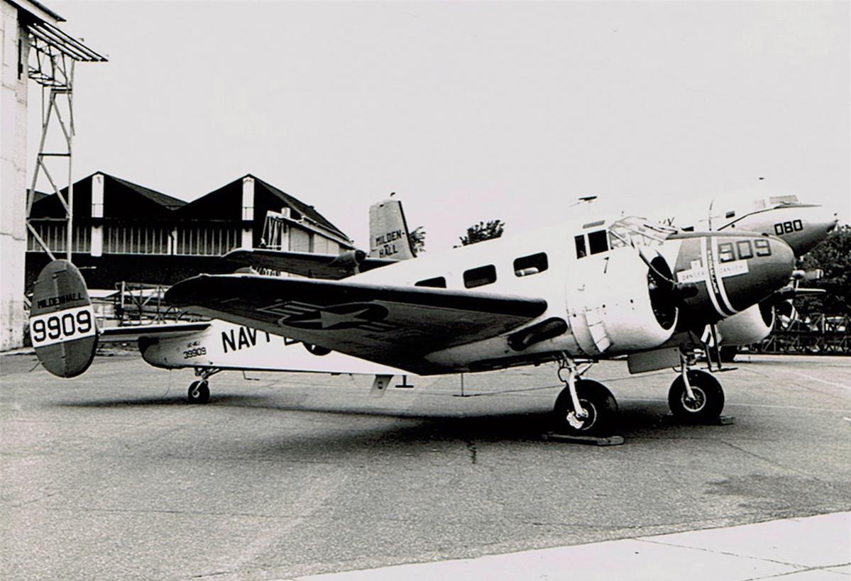 Naam: Foto 328. US Navy (Mildenhall), Beech UC-45J, 39909, Mildenhall, 21 Mei 1966, kopie.jpg
Bekeken: 298
Grootte: 118,3 KB