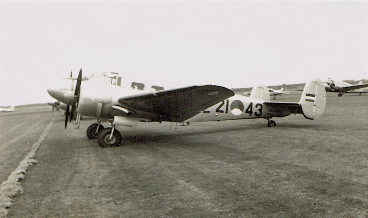 Naam: Foto. '21-43'. Beechcraft TC.45J Navigator van de MLD, kopie.jpg
Bekeken: 1400
Grootte: 78,8 KB