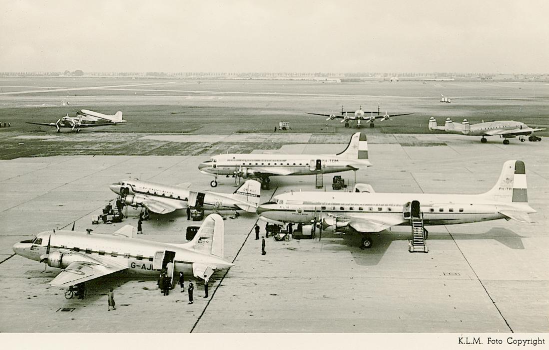 Naam: Kaart 885. Platform Schiphol naoorlogs. Vickers Viking e.a. Foto tussen 1950.09.21 en 1951.11.22.jpg
Bekeken: 215
Grootte: 104,4 KB