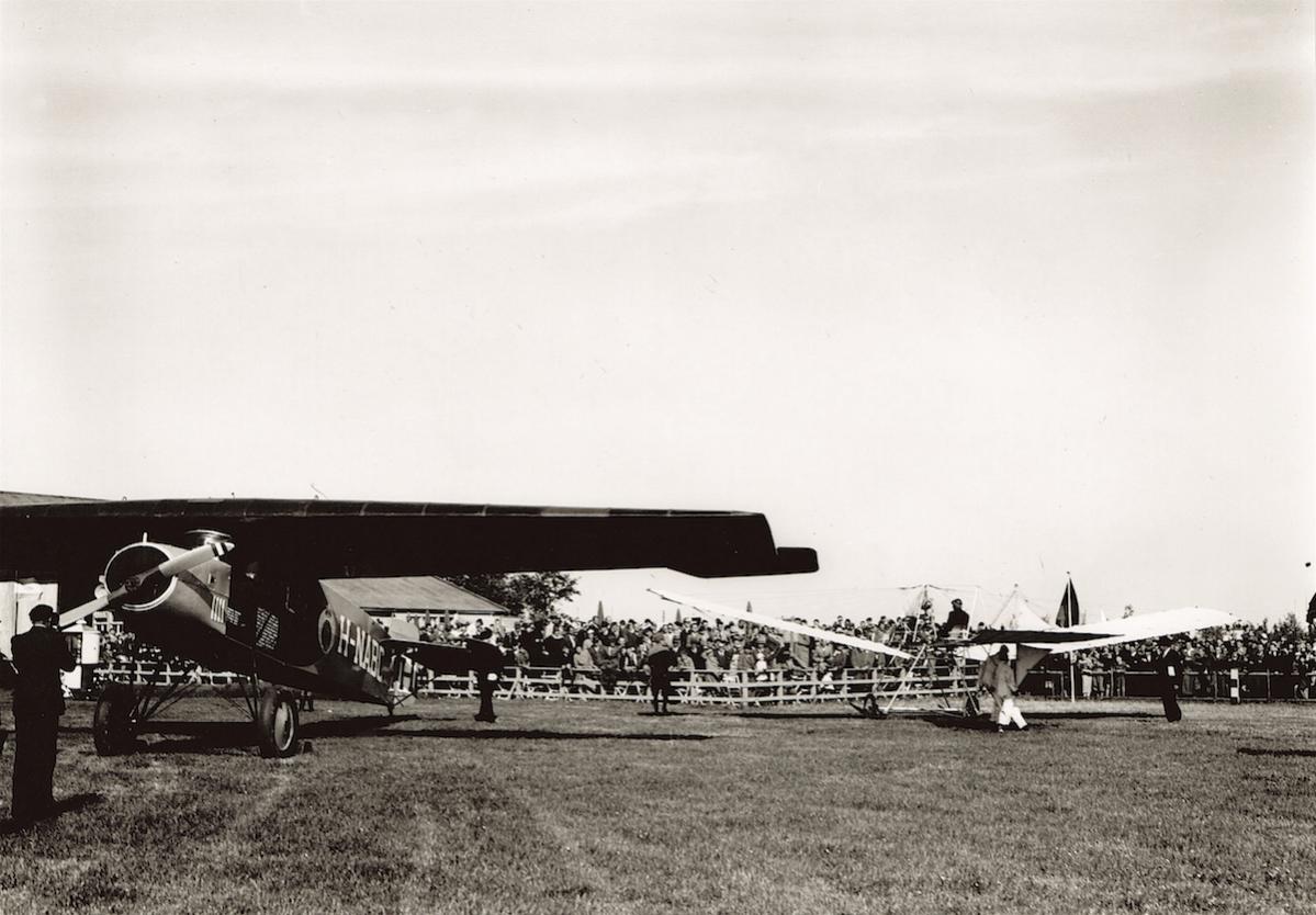 Naam: Foto 110. 'PH-RSL' beschilderd als 'H-NABC' bij de opening van Ypenburg in aug. 1936?. Fokker F..jpg
Bekeken: 1268
Grootte: 112,0 KB