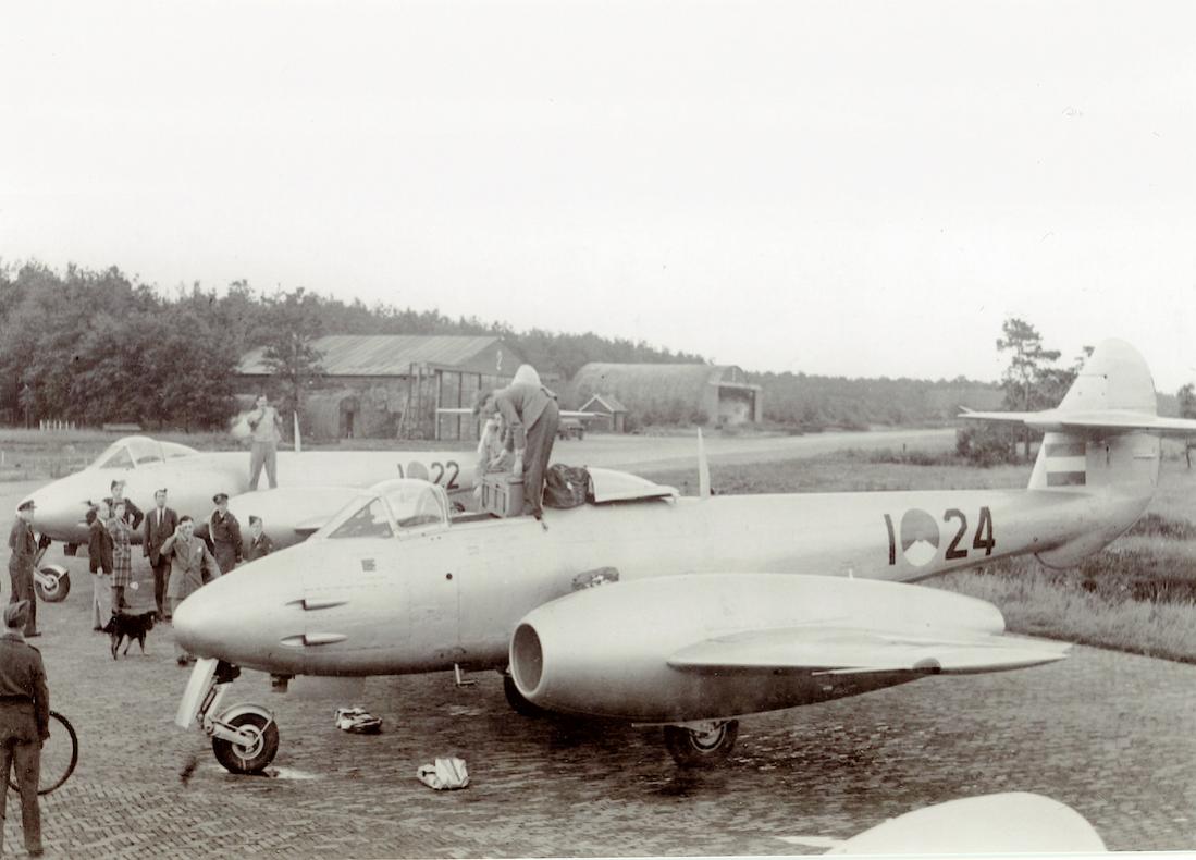 Naam: Foto 237. 'I-22' en 'I-24'. Gloster Meteor Mk. 4. 1100 breed.jpg
Bekeken: 983
Grootte: 85,2 KB