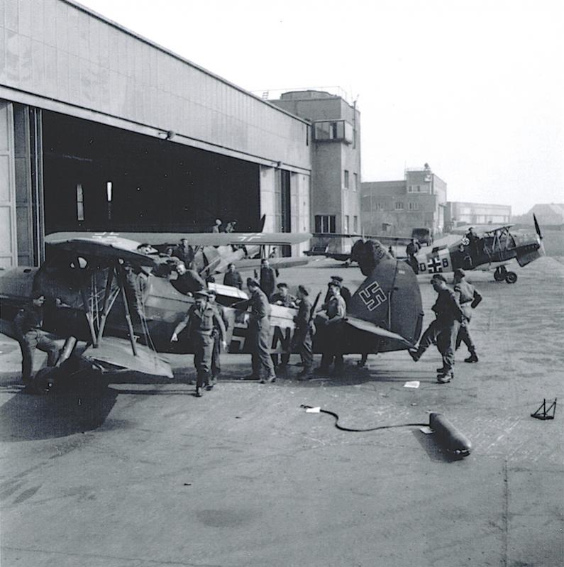 Naam: Foto 447. Gotha Go 145 & British troops at Celle airport, 13.04.1945 (2) kopie.jpg
Bekeken: 739
Grootte: 78,4 KB