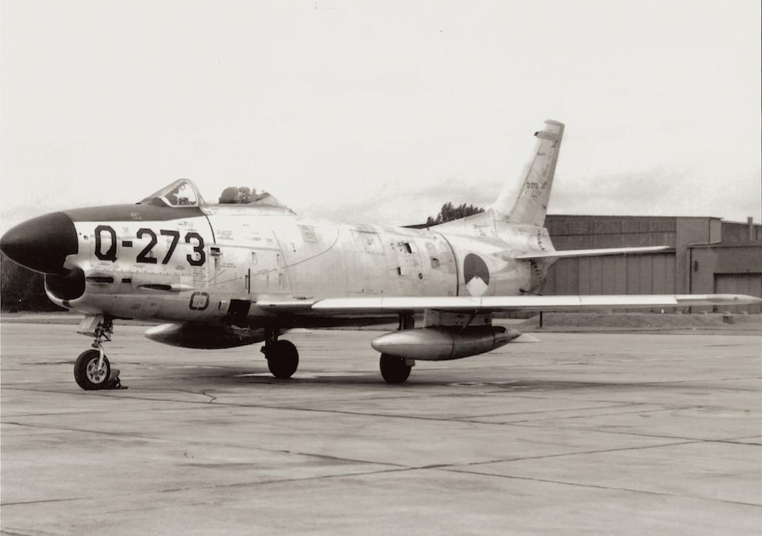 Naam: Foto 145. 'Q-273'. North American F-86K Sabre (bijnaam %22Kaasjager%22), kopie 1100.jpg
Bekeken: 805
Grootte: 67,8 KB