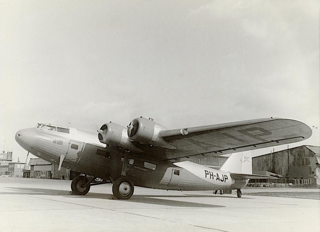 Naam: Foto 395. PH-AJP 'Papegaai'. Fokker F.XXII. 1100 breed.jpg
Bekeken: 304
Grootte: 76,7 KB