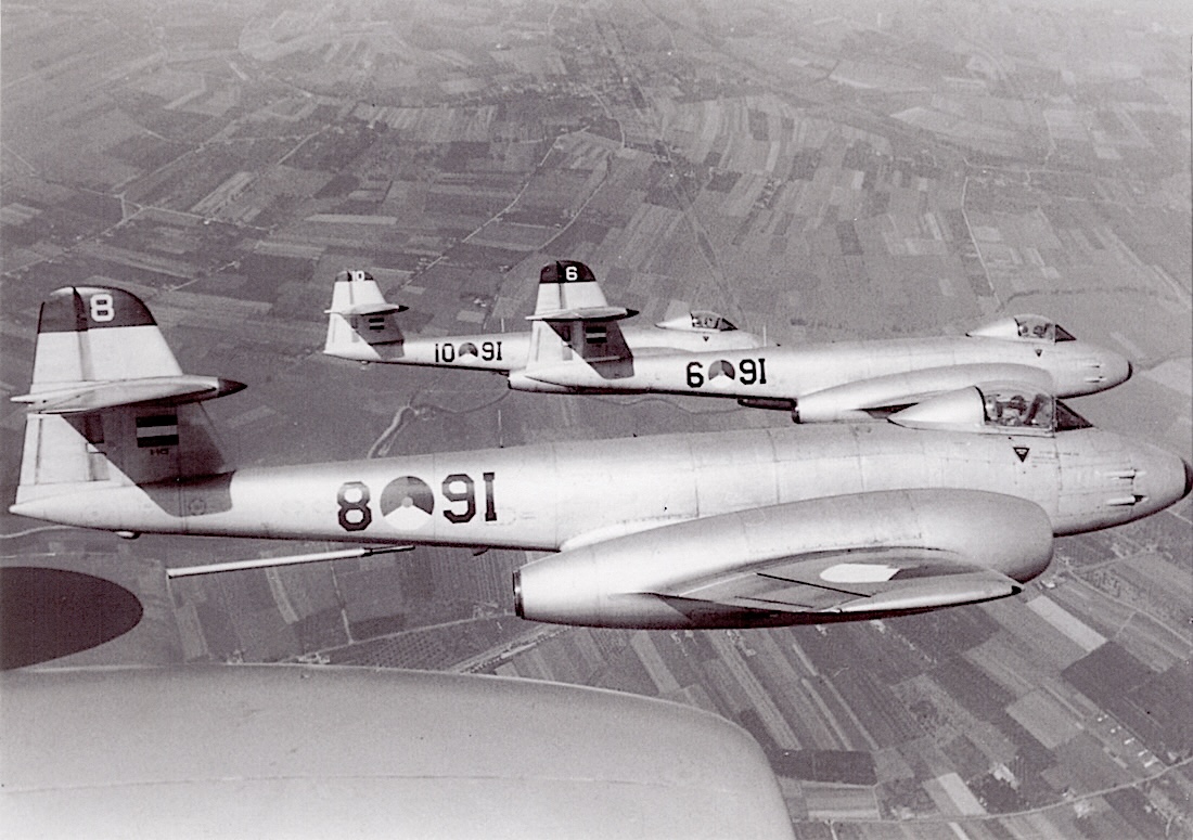 Naam: Foto 401. 8-9I, 6-9I, 10-9I. Gloster Meteor 8 formatie. 1100 breed.jpeg
Bekeken: 119
Grootte: 293,3 KB
