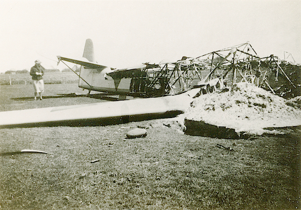 Naam: Foto 103. Txt bij foto. Door eigen strijdmacht in brand geschoten Focke Wuf machine. 14 Mei 1940.jpg
Bekeken: 1061
Grootte: 466,2 KB