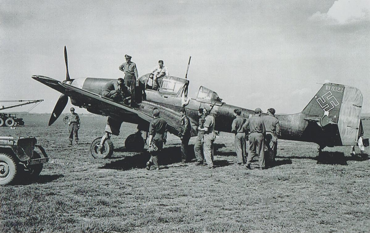 Naam: Foto 395. Captured Junkers Ju 87 D-7 & American soldiers in France 1944, kopie.jpg
Bekeken: 625
Grootte: 152,8 KB