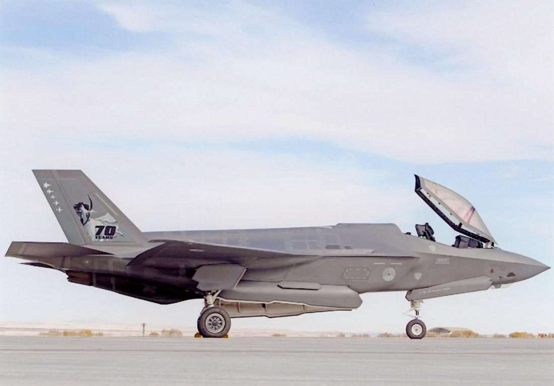 Naam: Foto 236. F-35A. 70-jarig jubileum 323 squadron. 323 TES (Test and Evaluation Squadron( is momen.jpg
Bekeken: 2550
Grootte: 53,8 KB
