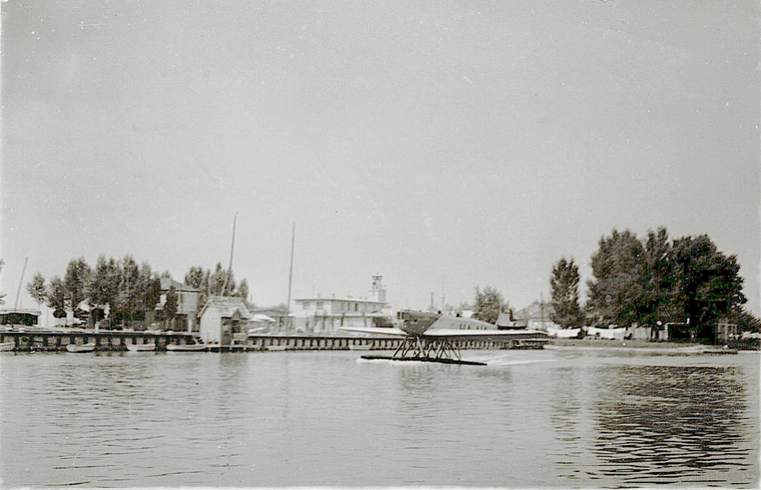 Naam: Foto 7. Op los dun papiertje 'Oostenrijks sport-watervliegtuig te Felden am Würtersee'. Lijkt mi.jpg
Bekeken: 8853
Grootte: 99,3 KB