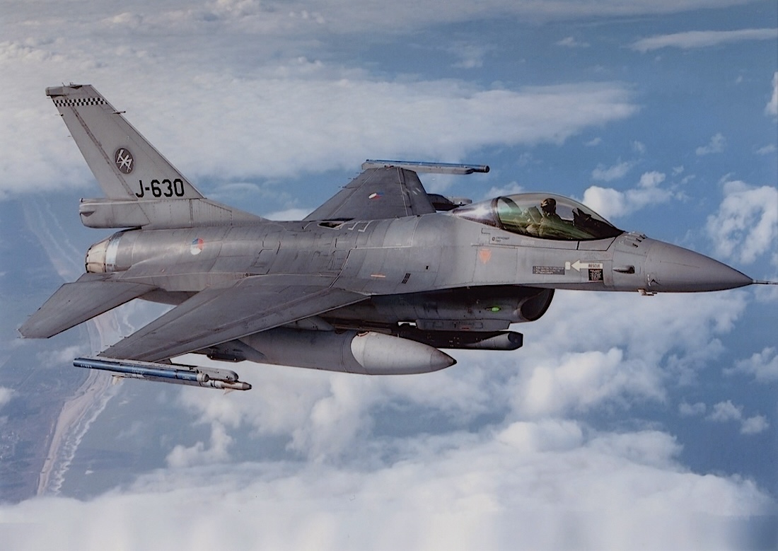 Naam: Foto 381. J-630. F-16A(R) Block 15; vanaf medio 1995 verbouwd tot F-16AM. Nog operationeel apri.jpeg
Bekeken: 1082
Grootte: 194,6 KB