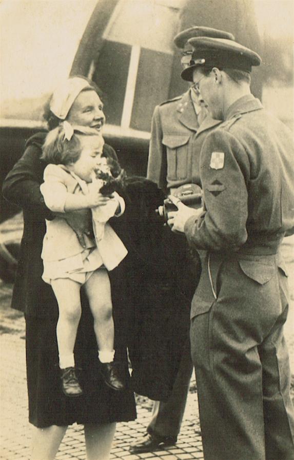 Naam: Kaart 594. Aankomst Prinselijk gezin op vliegveld Teuge, augustus 1945, kopie.jpg
Bekeken: 649
Grootte: 68,5 KB
