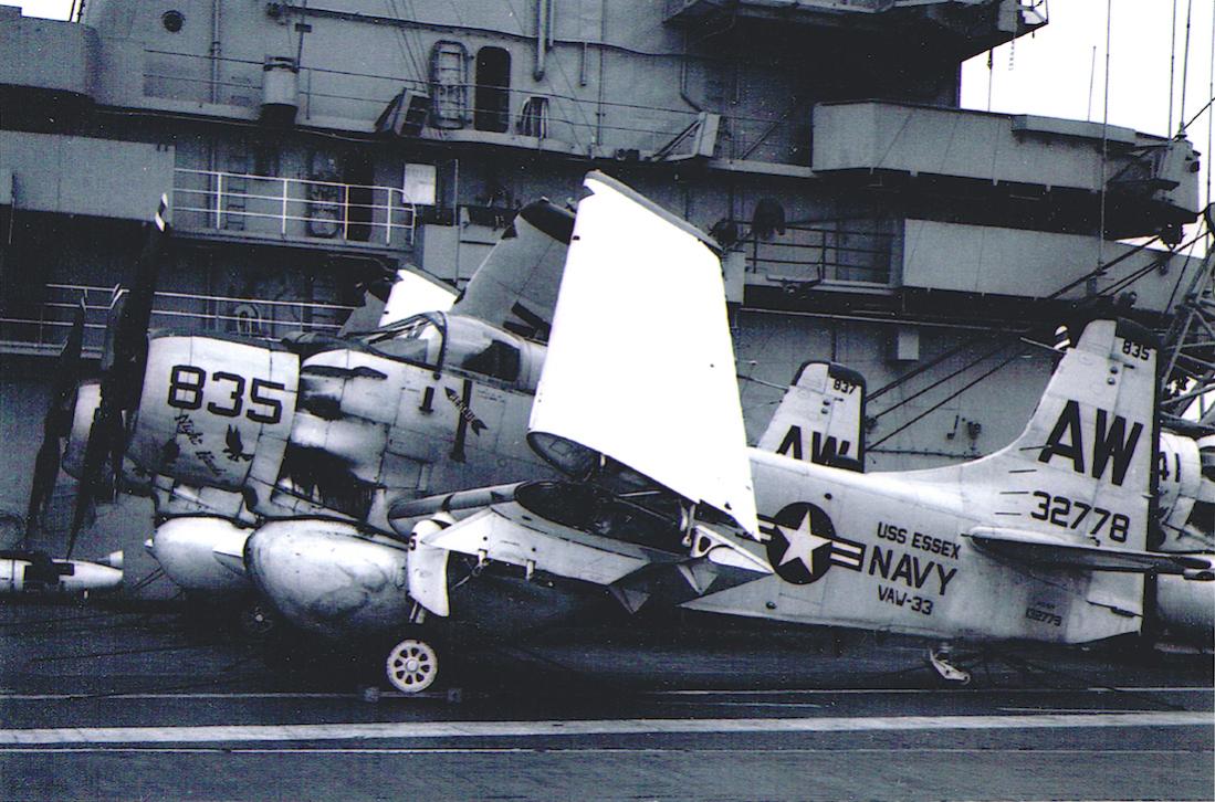Naam: Foto 544. Douglas AD-5W (September 1962 EA-1E) Skyraider (132778) op USS Essex (1961). US Navy, .jpg
Bekeken: 320
Grootte: 136,0 KB