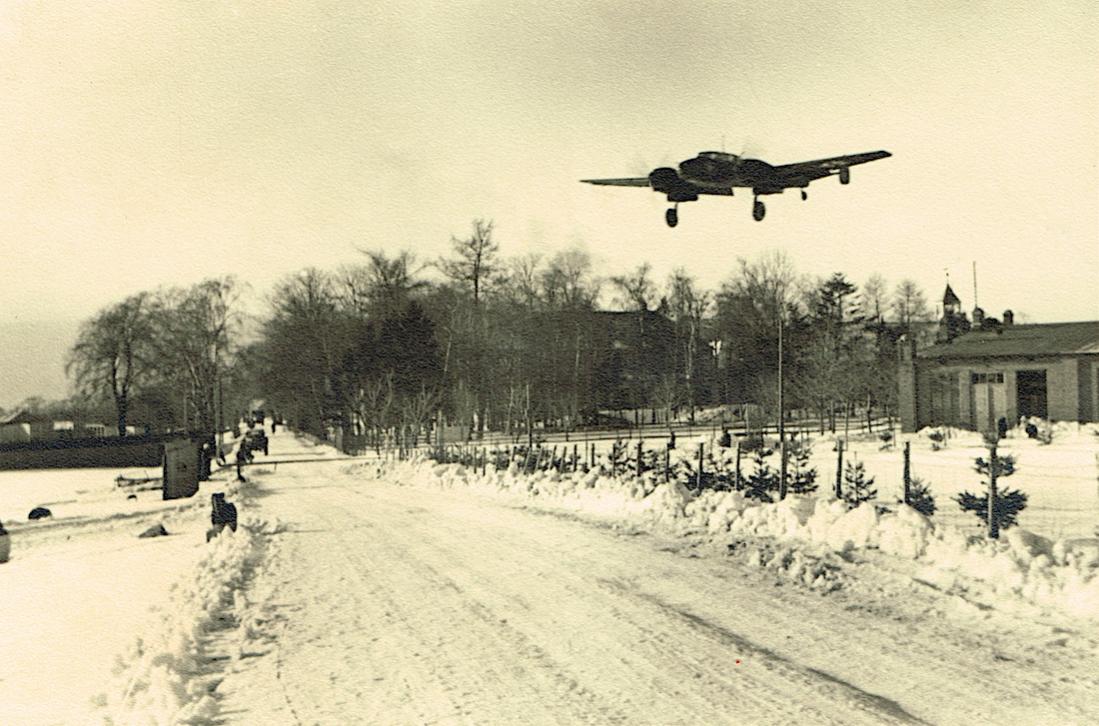 Naam: Foto 473. Landende Me-110 boven sneeuwlandschap, kopie 1100.jpg
Bekeken: 615
Grootte: 124,2 KB