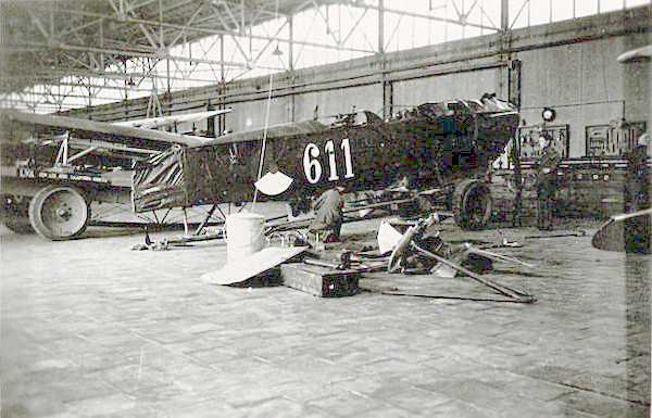 Naam: Foto 17. '611' in hangar. 200 dpi.jpeg
Bekeken: 5175
Grootte: 407,9 KB