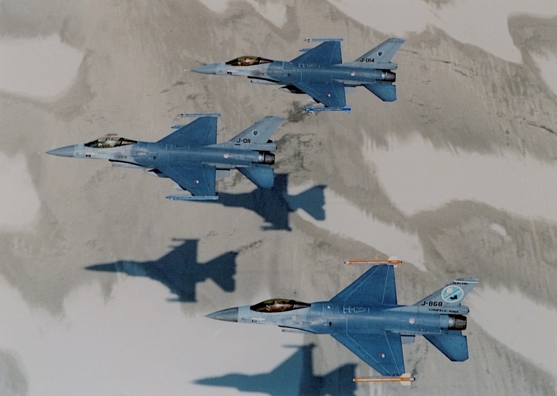 Naam: Foto 393. J-868, J-011 en J-014. F-16 trio en hun schaduw. 1100 breed.jpg
Bekeken: 512
Grootte: 214,5 KB