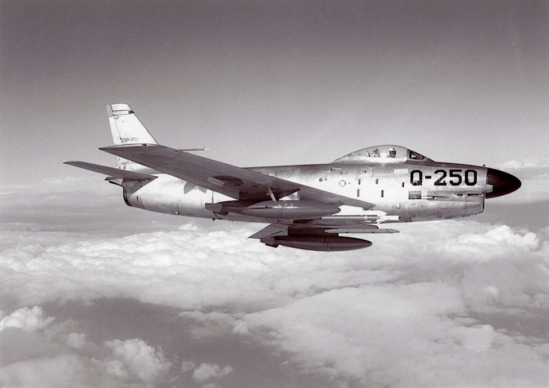 Naam: Foto 394. Q-250. North American F-86K Sabre. 1100 breed.jpeg
Bekeken: 453
Grootte: 229,9 KB