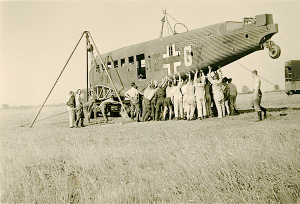 Naam: Foto 105. Geen tekststrip. Bergen van de Junkers Ju 52:3m '1Z+GX' van KGzbV 1 (v.a. 6:39, daarvo.jpg
Bekeken: 1058
Grootte: 438,1 KB