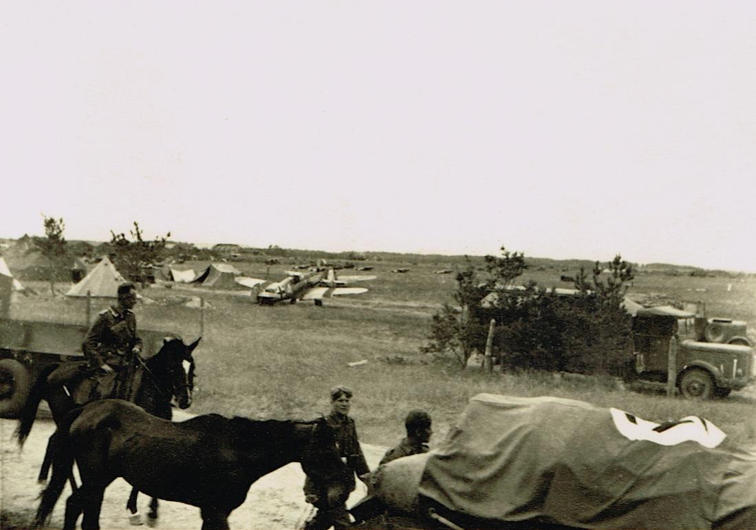 Naam: Foto 442. Feldflugplatz Rusland en voorbijtrekkende infanterie met paarden, kopie 1100.jpg
Bekeken: 764
Grootte: 84,4 KB