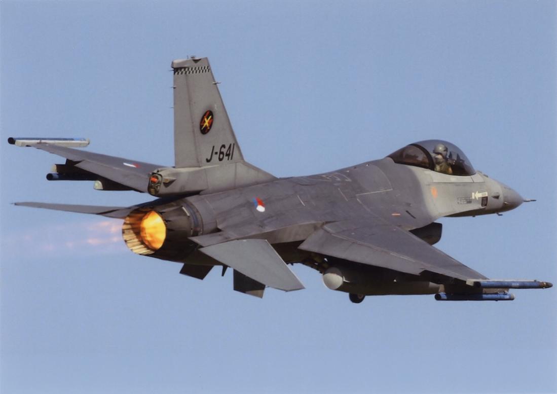 Naam: Foto 391. J-641. F-16A(R) Block 15, vanaf medio 1995 verbouwd tot F-16AM. 1100 breed.jpg
Bekeken: 598
Grootte: 45,0 KB