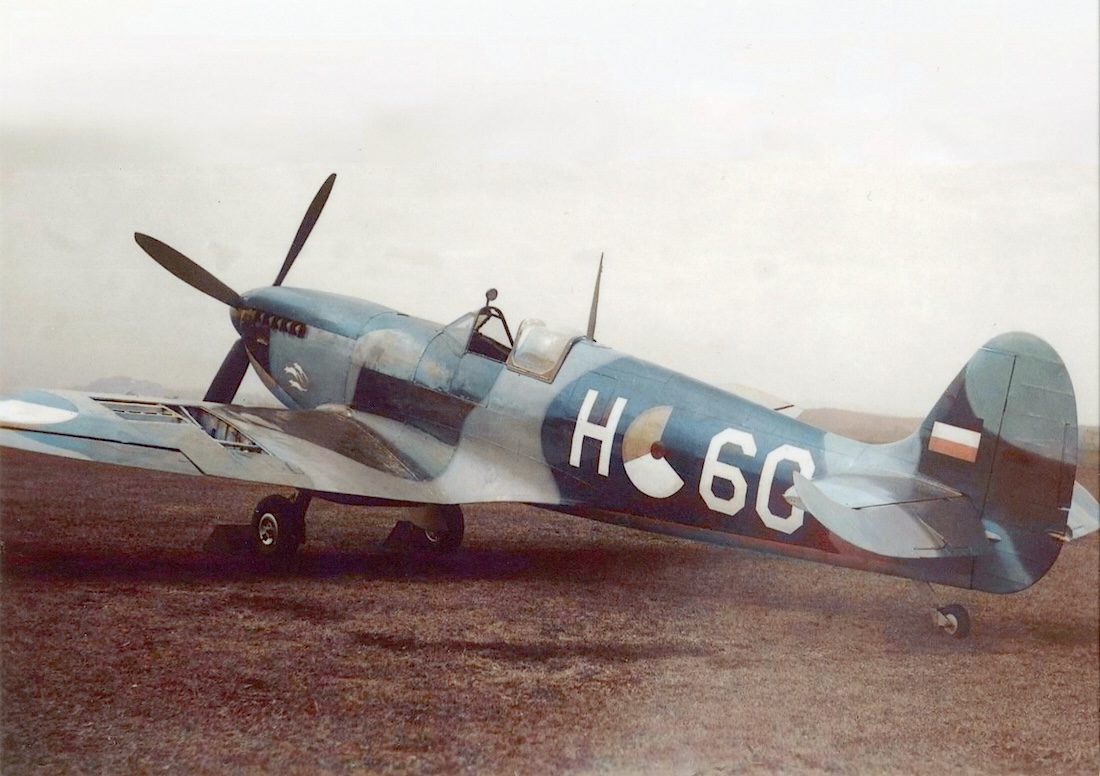 Naam: Foto 395. H-60. Supermarine LF.Mk.IXc van 322 Sqn in Nederlands-Indië. Met drie muizen op motork.jpg
Bekeken: 543
Grootte: 257,7 KB