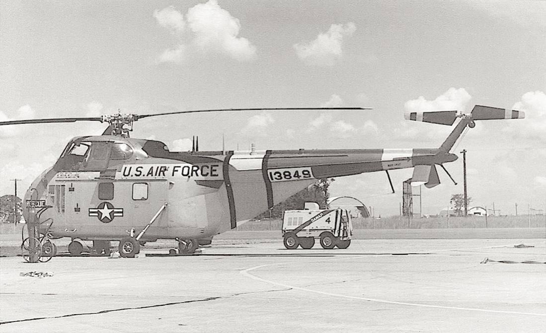 Naam: Foto 762. Sikorsky SH-19A (51-3849) at Clark Field. US Air Force (1958). 1100 breed.jpg
Bekeken: 620
Grootte: 105,1 KB