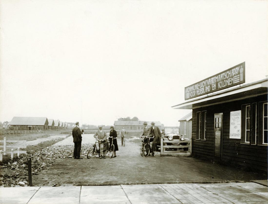 Naam: Foto 393. Schiphol Stationsgebouw anno 1920. 1100 breed.jpg
Bekeken: 309
Grootte: 85,1 KB