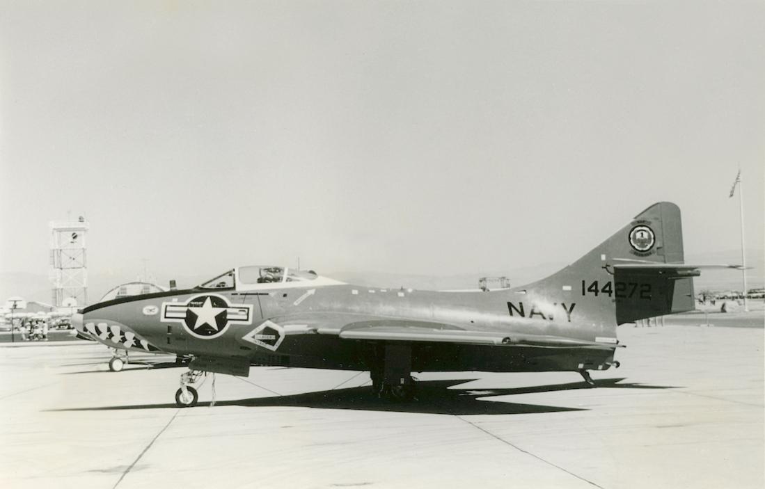 Naam: Foto 766. 144272. Grumman (Model G-99) F9F-8 (F-9J) Cougar. 1100 breed.jpg
Bekeken: 264
Grootte: 49,5 KB