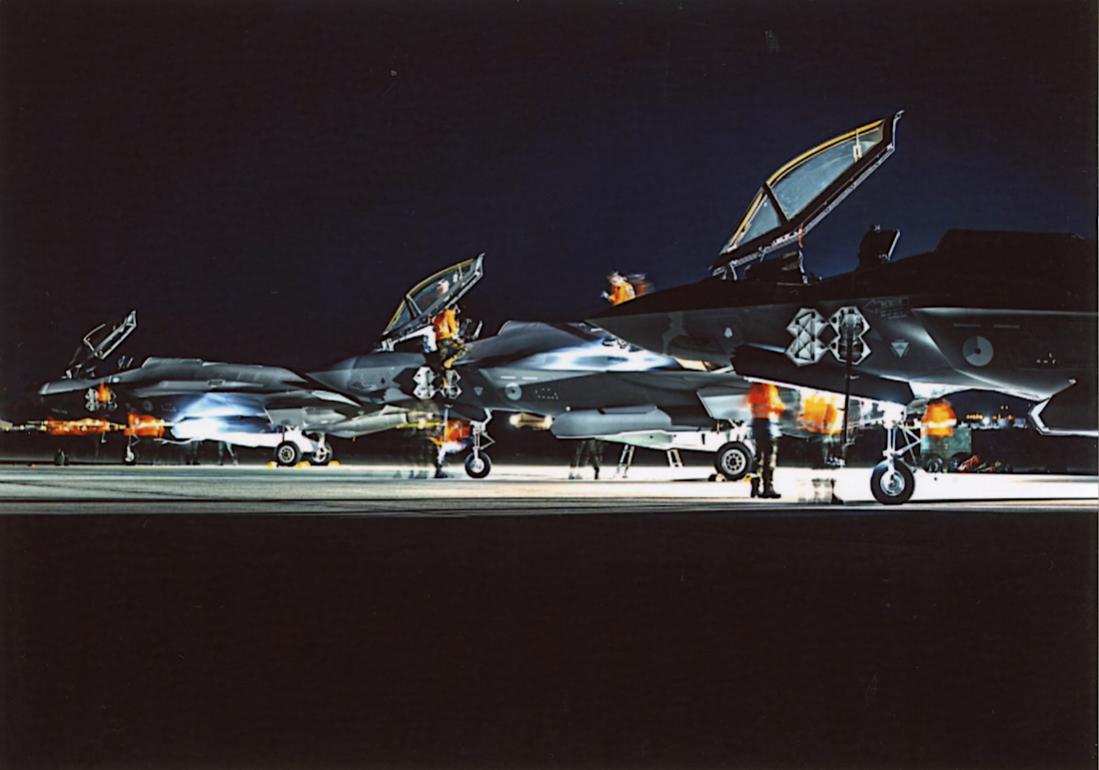 Naam: Foto 366. F-35's nachtopname. 1100 breed.jpg
Bekeken: 717
Grootte: 66,5 KB