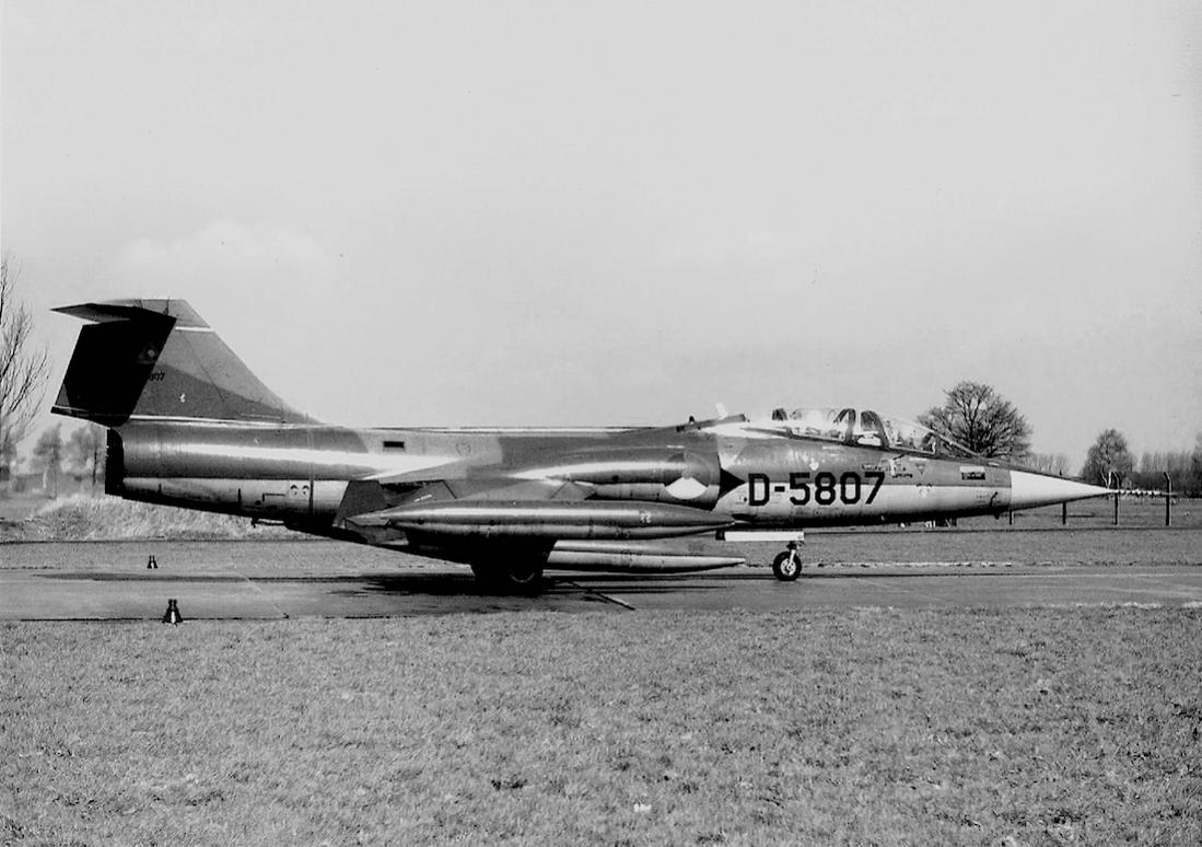 Naam: Foto 367. D-5807. Lockheed TF-104G Starfighter. 1100 breed.jpg
Bekeken: 748
Grootte: 107,3 KB