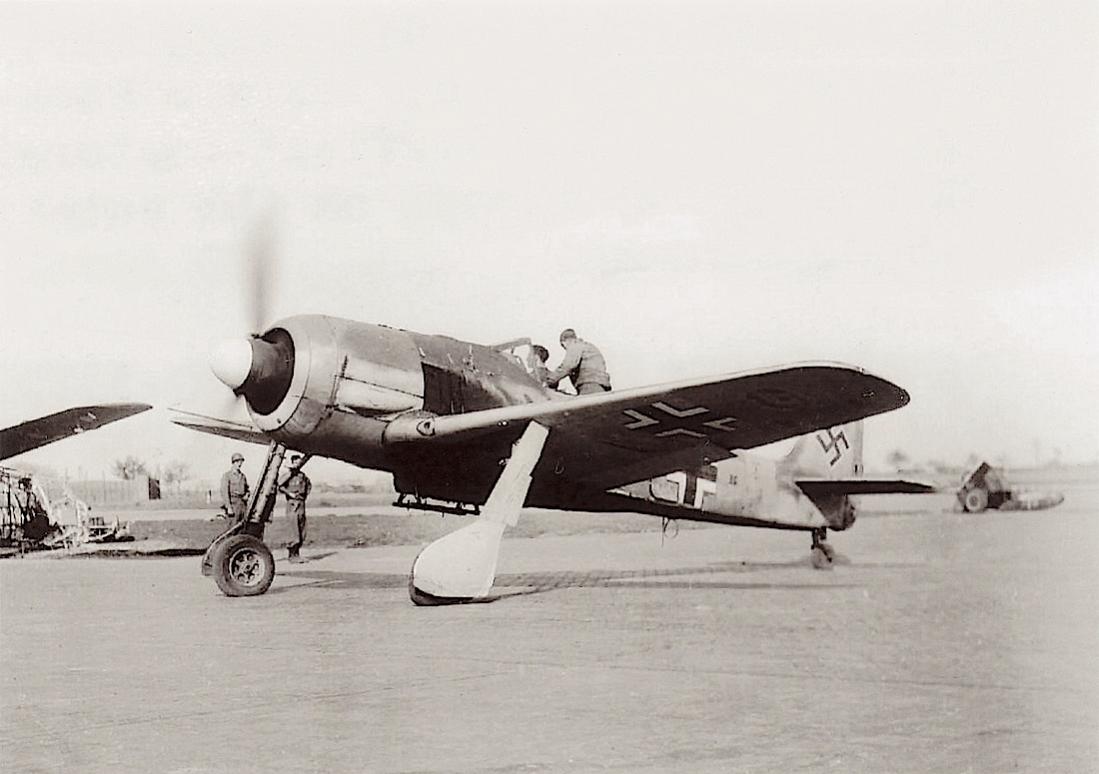 Naam: Foto 597. Fw 190. Amerikaanse militairen testen de motor van hun Beute. 1100 breed.jpg
Bekeken: 606
Grootte: 72,9 KB