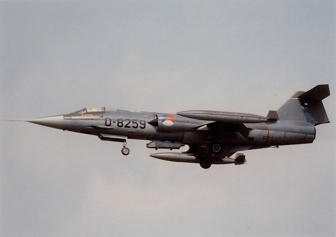 Naam: Foto 375. D-8259. Lockheed F-104G Starfighter. 1100 breed.jpeg
Bekeken: 813
Grootte: 183,8 KB