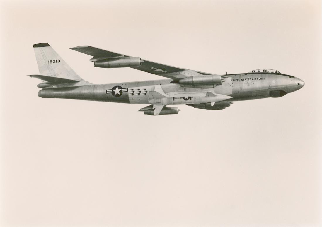 Naam: Foto 847. 51-5219 (MSN 450504). Boeing DB-47E Stratojet met GAM-63 Rascal. 1100 breed.jpg
Bekeken: 147
Grootte: 35,1 KB