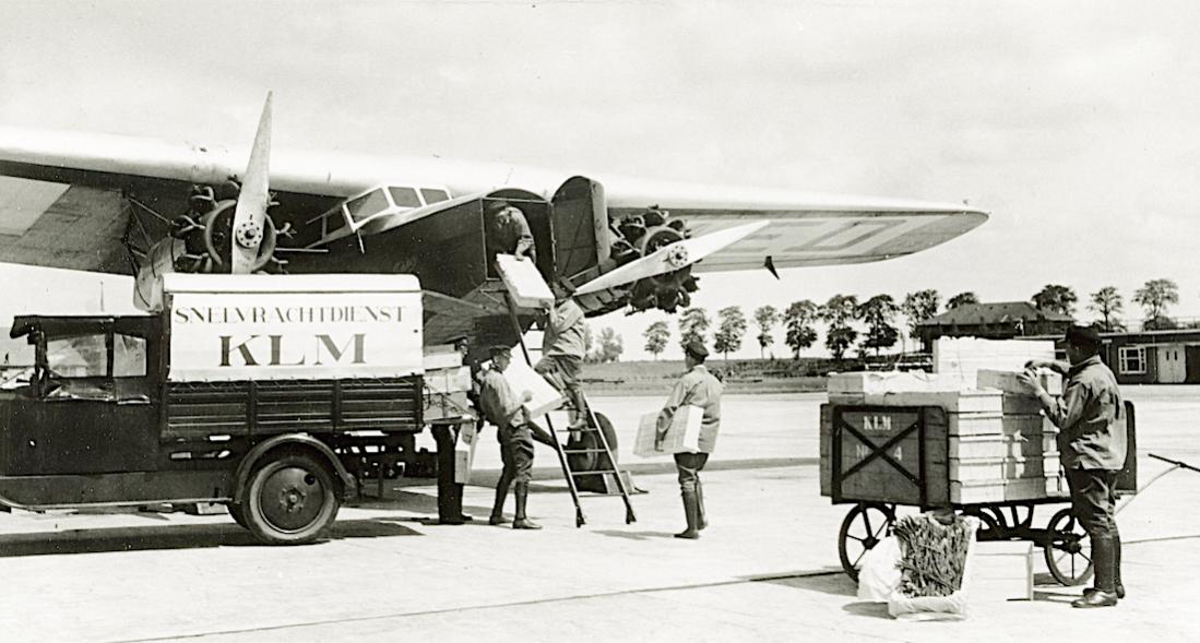 Naam: Foto 358. Vracht wordt geladen in Fokker F.VIII. 1100 breed.jpg
Bekeken: 554
Grootte: 92,3 KB