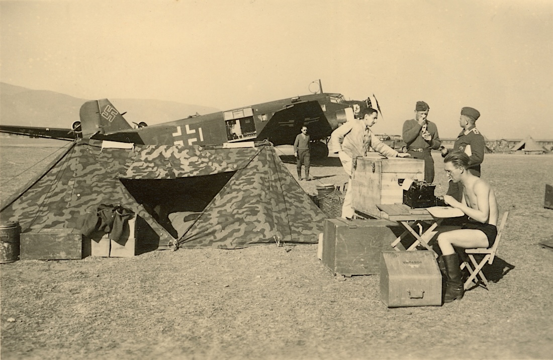 Naam: Foto 692. 1Z+I?. Ju 52 met tent - 31.5.2024 (map 2). 20240531_0002.jpg
Bekeken: 50
Grootte: 283,0 KB